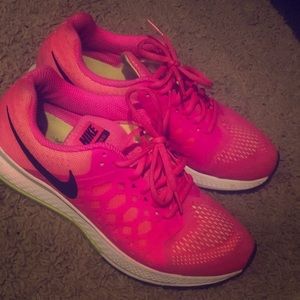 Light weight workout/athletic shoes (Pegasus 31)